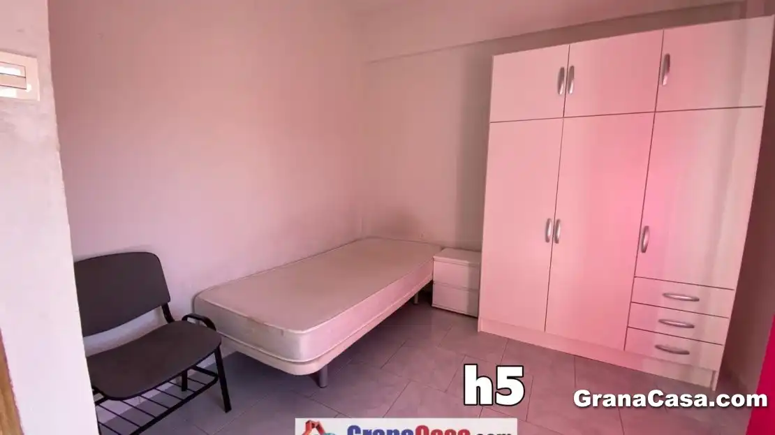 Schlafzimmer von Wohnung zur untervermieten in Granada mit Klimaanlage, Heizung und Möbliert