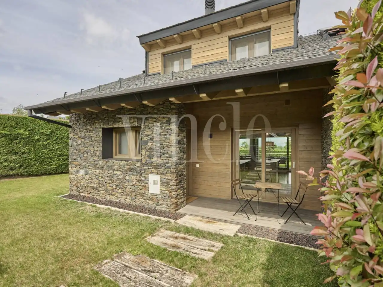 Vista exterior de Casa adosada en venda en Alp amb Calefacció, Jardí privat i Parquet