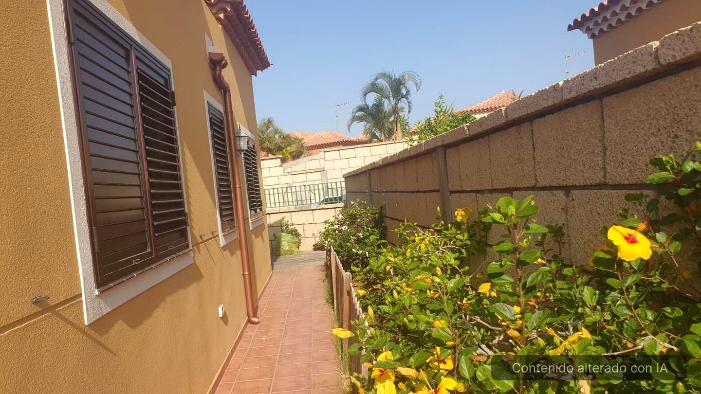 Vista exterior de Casa o xalet en venda en Arona amb Terrassa, Piscina i Moblat
