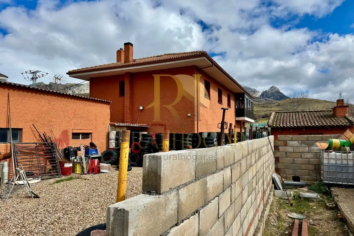 Exterior view of Commercial properties for sale in Villamanín  with Heating, Terrace and Furnished