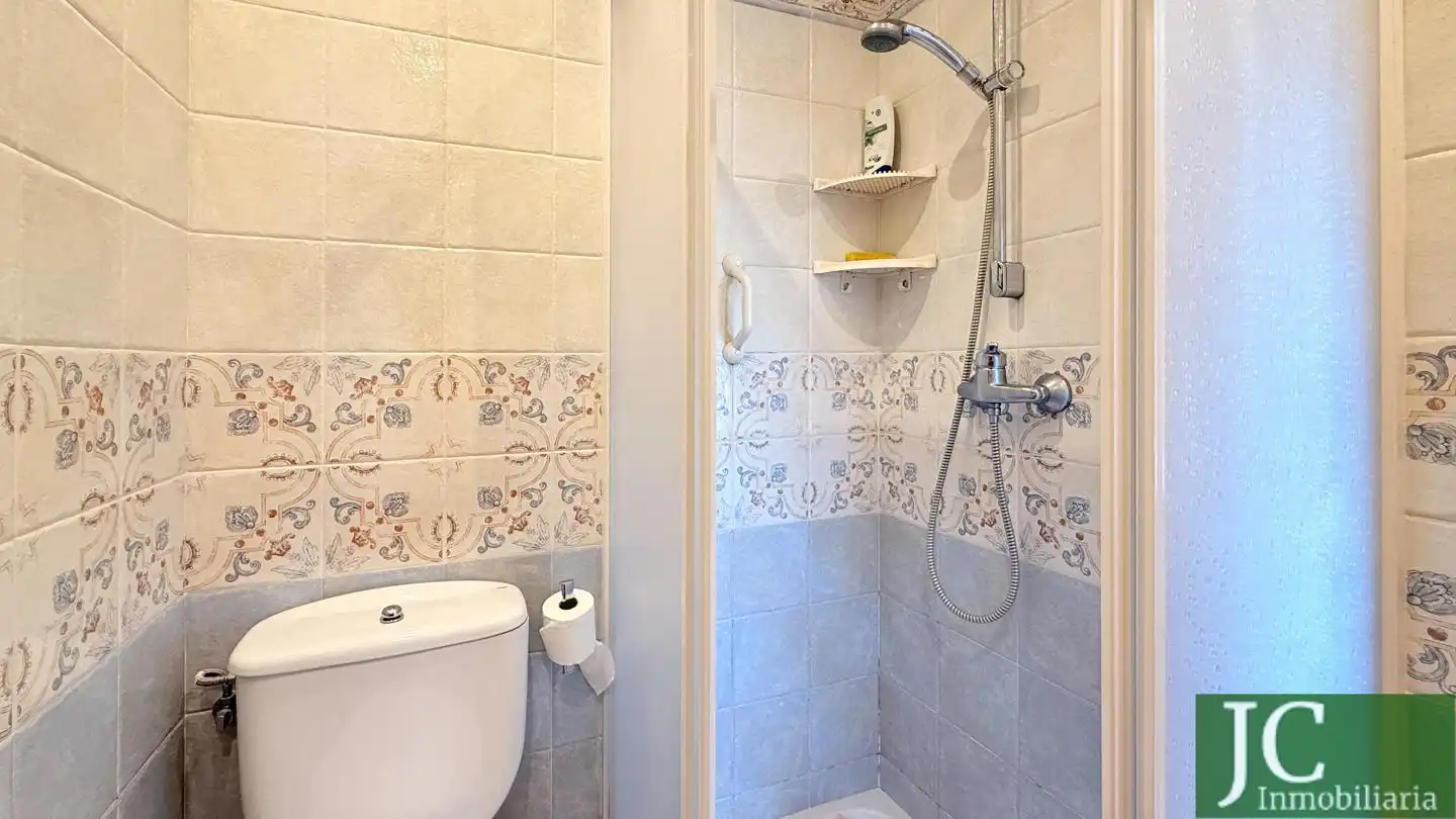 Bany de Dúplex en venda en Laredo amb Terrassa i Moblat