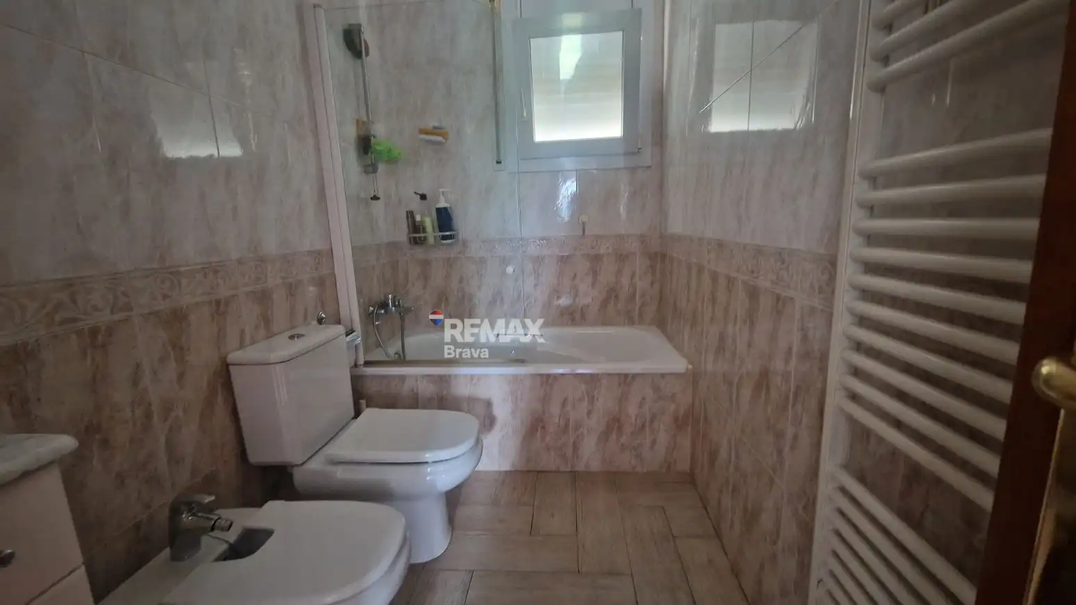 Bathroom of Houses for sale in Roses  with Air Conditioner, Private garden and Parquet flooring