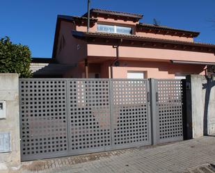 Vista exterior de Casa o xalet de lloguer en La Roca del Vallès amb Calefacció, Jardí privat i Piscina