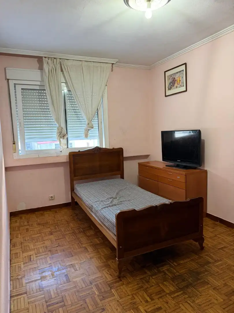 Schlafzimmer von Wohnung zum Verkauf in Santiago de Compostela  mit Heizung, Parkett und Abstellraum