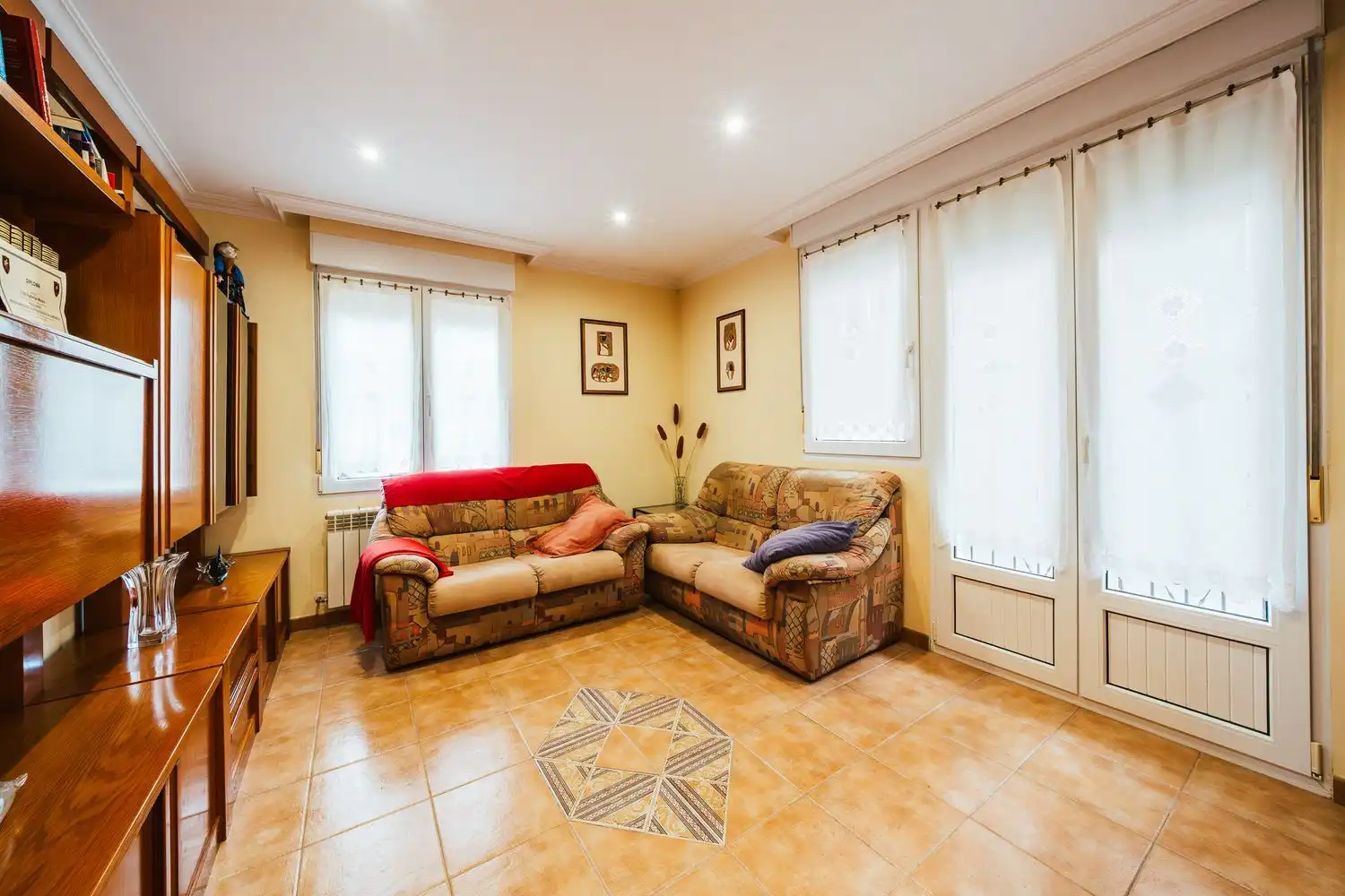 Wohnzimmer von Country house zum Verkauf in Muskiz mit Privatgarten, Terrasse und Balkon