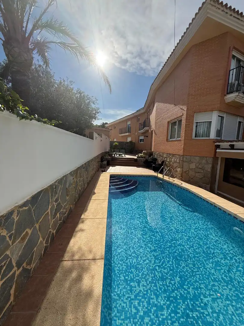 Schwimmbecken von Einfamilien-Reihenhaus zum Verkauf in L'Alfàs del Pi mit Klimaanlage, Privatgarten und Terrasse