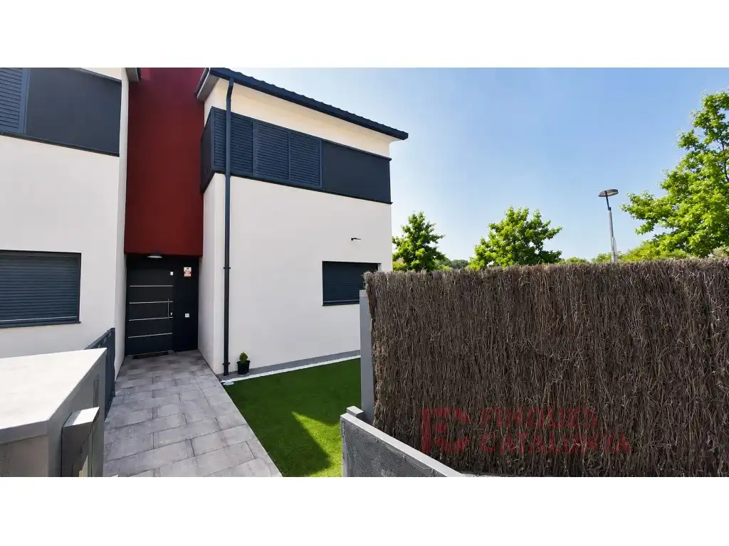 Vista exterior de Casa o chalet en venta en Vilablareix con Jardín privado