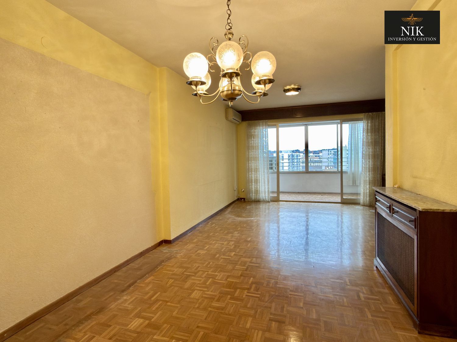 Living room of Flat for sale in  Madrid Capital  with Air Conditioner, Heating and Parquet flooring