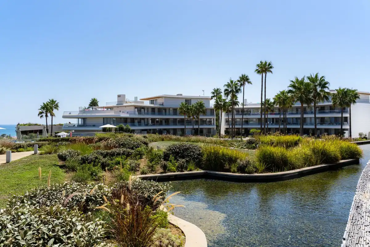 Vista exterior de Casa adosada de lloguer en Estepona amb Aire condicionat, Traster i Piscina