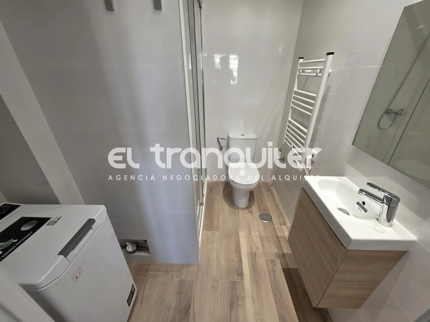 Badezimmer von Wohnung zur Miete in Madrid mit Klimaanlage und Waschmaschine