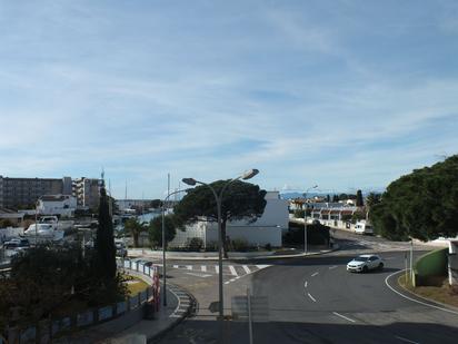 Vista exterior de Apartament en venda en Roses amb Terrassa i Moblat