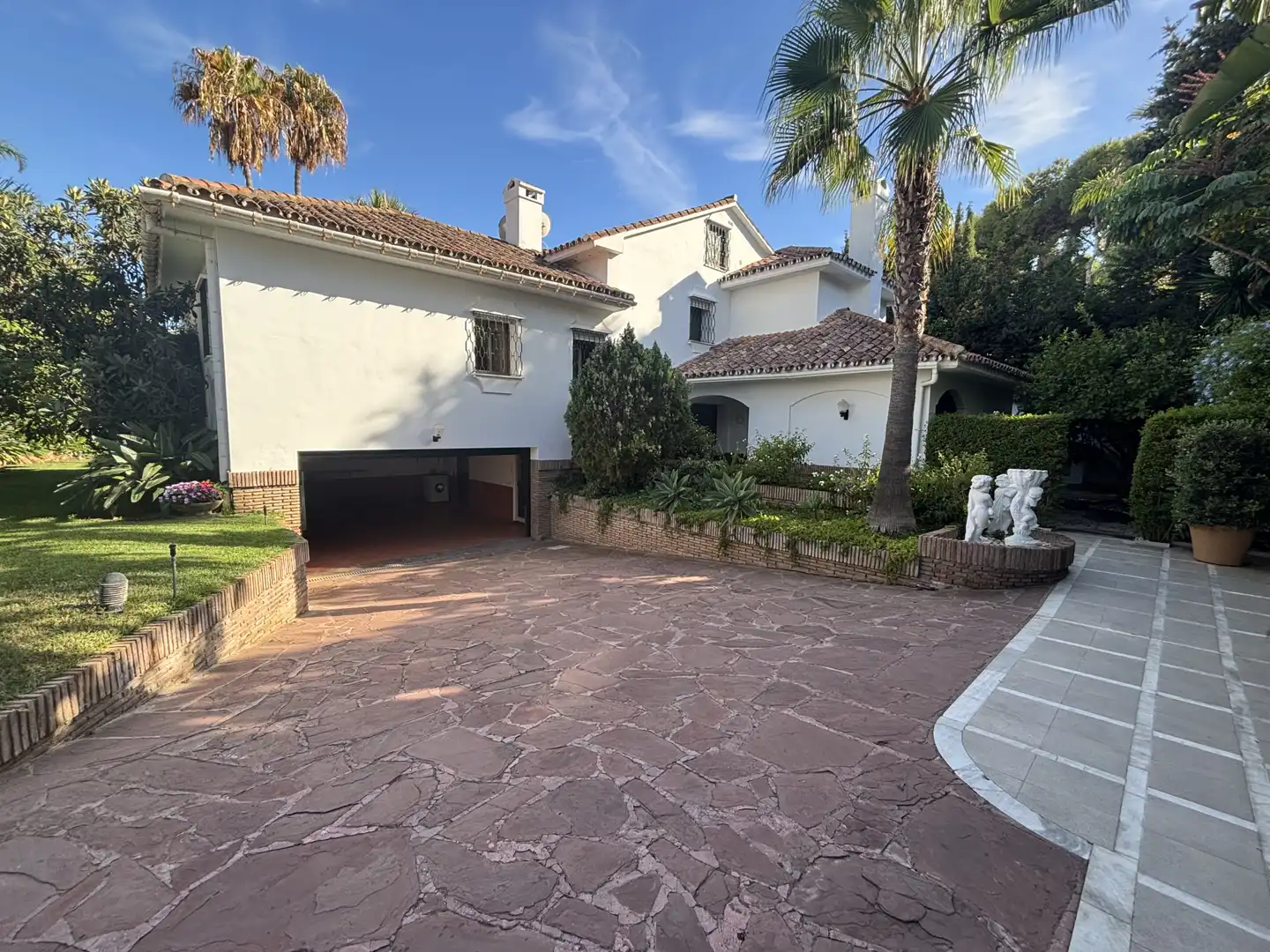 Vista exterior de Casa o xalet en venda en Marbella amb Aire condicionat, Jardí privat i Terrassa