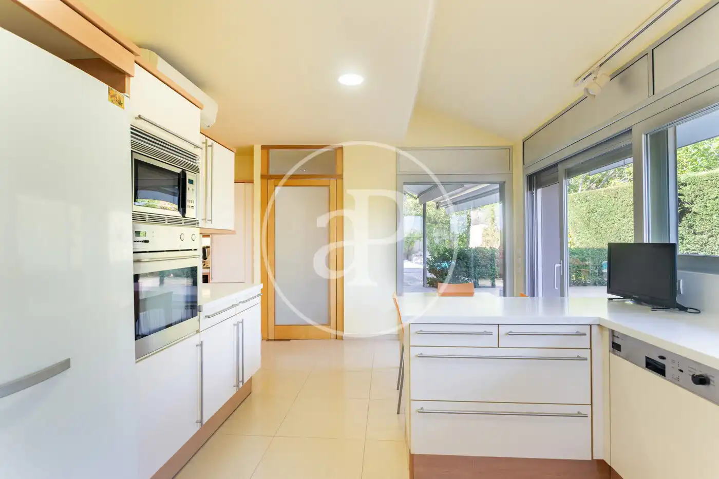 Cuina de Casa o xalet en venda en Sant Cugat del Vallès amb Aire condicionat, Calefacció i Jardí privat
