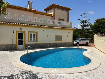 Chalet con balcón en venta en Zona Carrefour - Urbanizaciones
