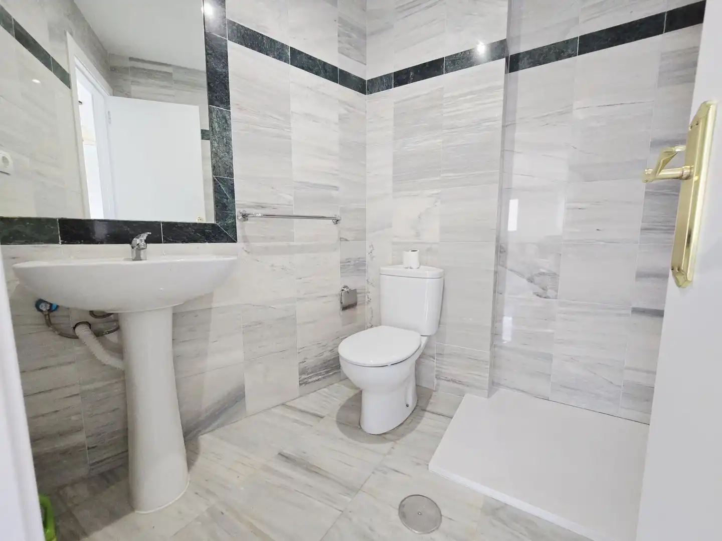 Baño de Piso en venta en Polopos con Terraza y Piscina comunitaria
