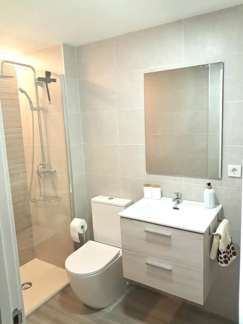 Badezimmer von Wohnungen zur Miete in Torrevieja mit Klimaanlage, Möbliert und Gemeinschaftspool