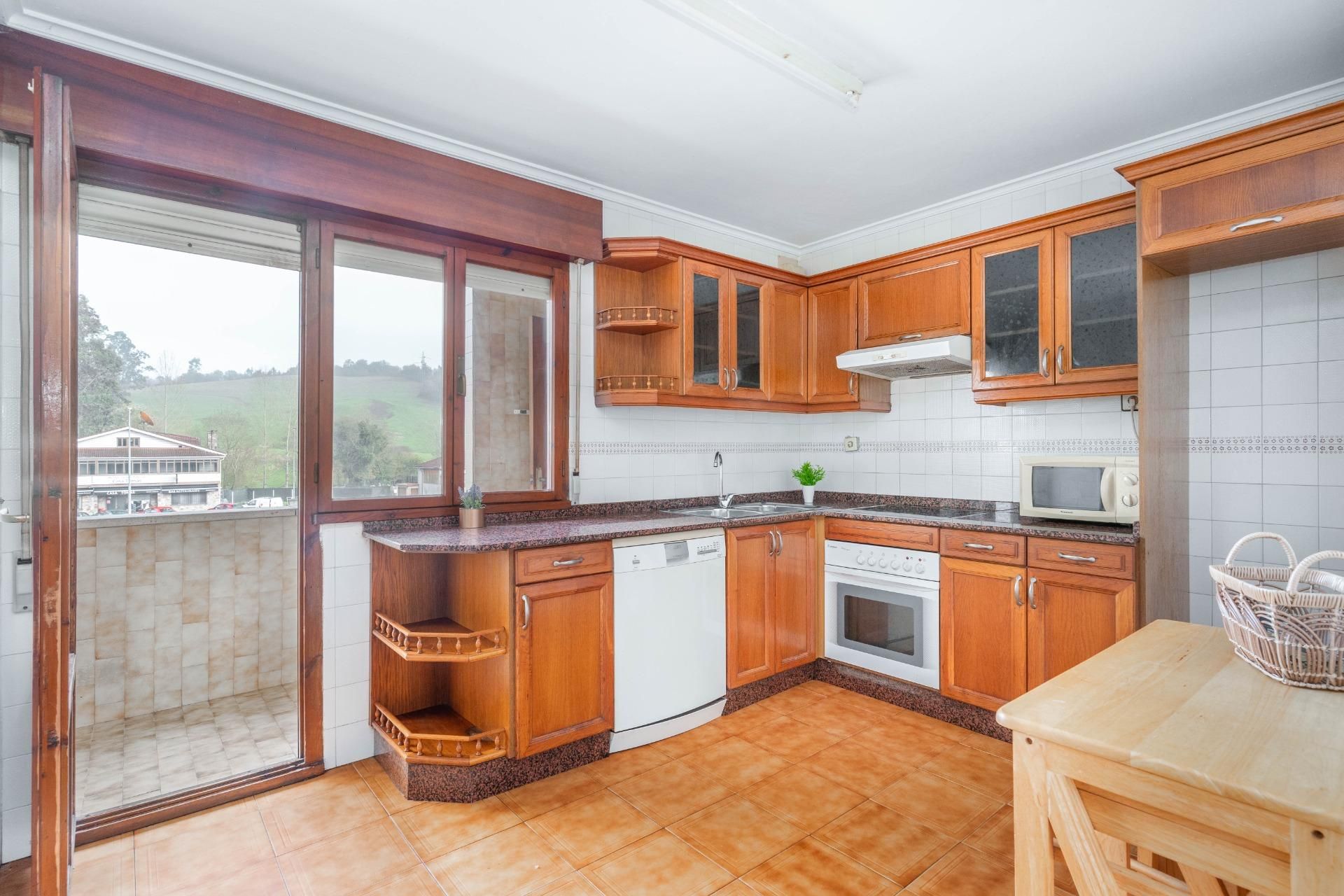 Cuina de Pis en venda en Corvera de Asturias amb Calefacció, Terrassa i Balcó