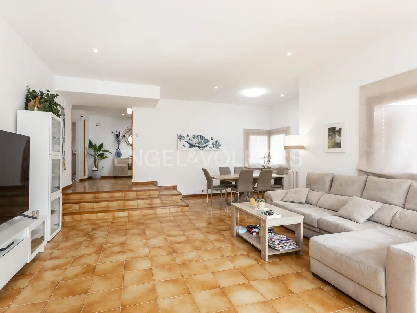 Sala d'estar de Casa o xalet en venda en Vilanova i la Geltrú amb Calefacció, Jardí privat i Terrassa