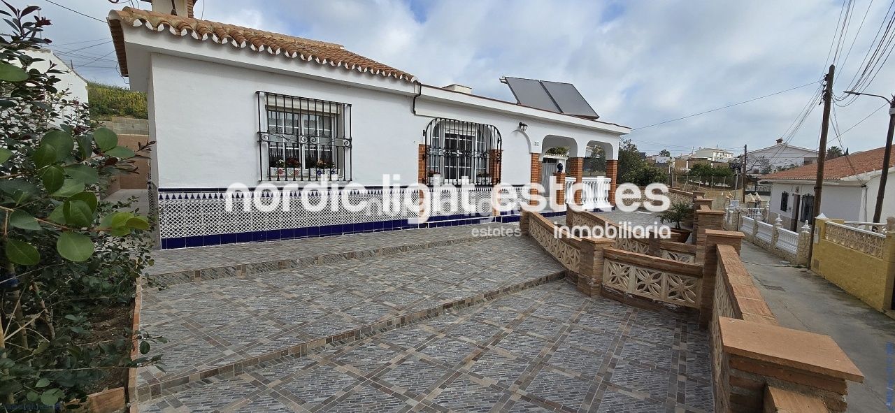 Vista exterior de Casa o chalet en venta en Vélez-Málaga con Terraza y Amueblado