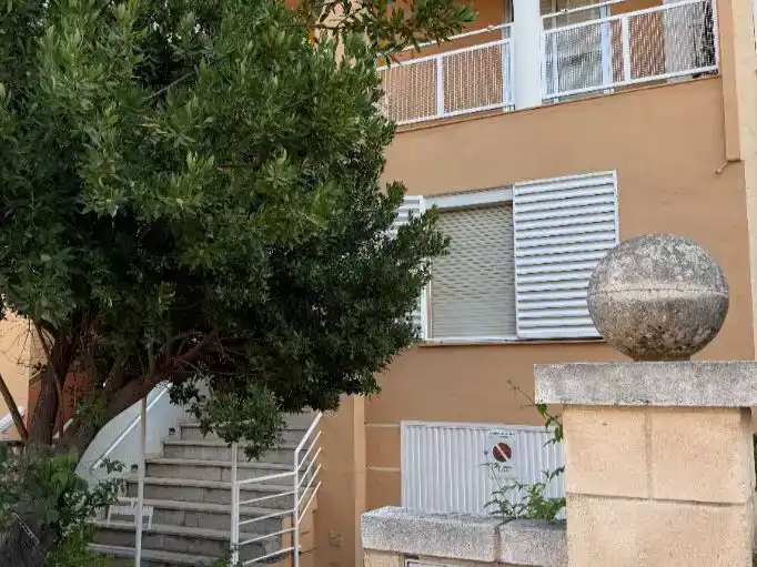 Vista exterior de Casa adosada en venda en Cáceres amb Aire condicionat, Jardí privat i Traster