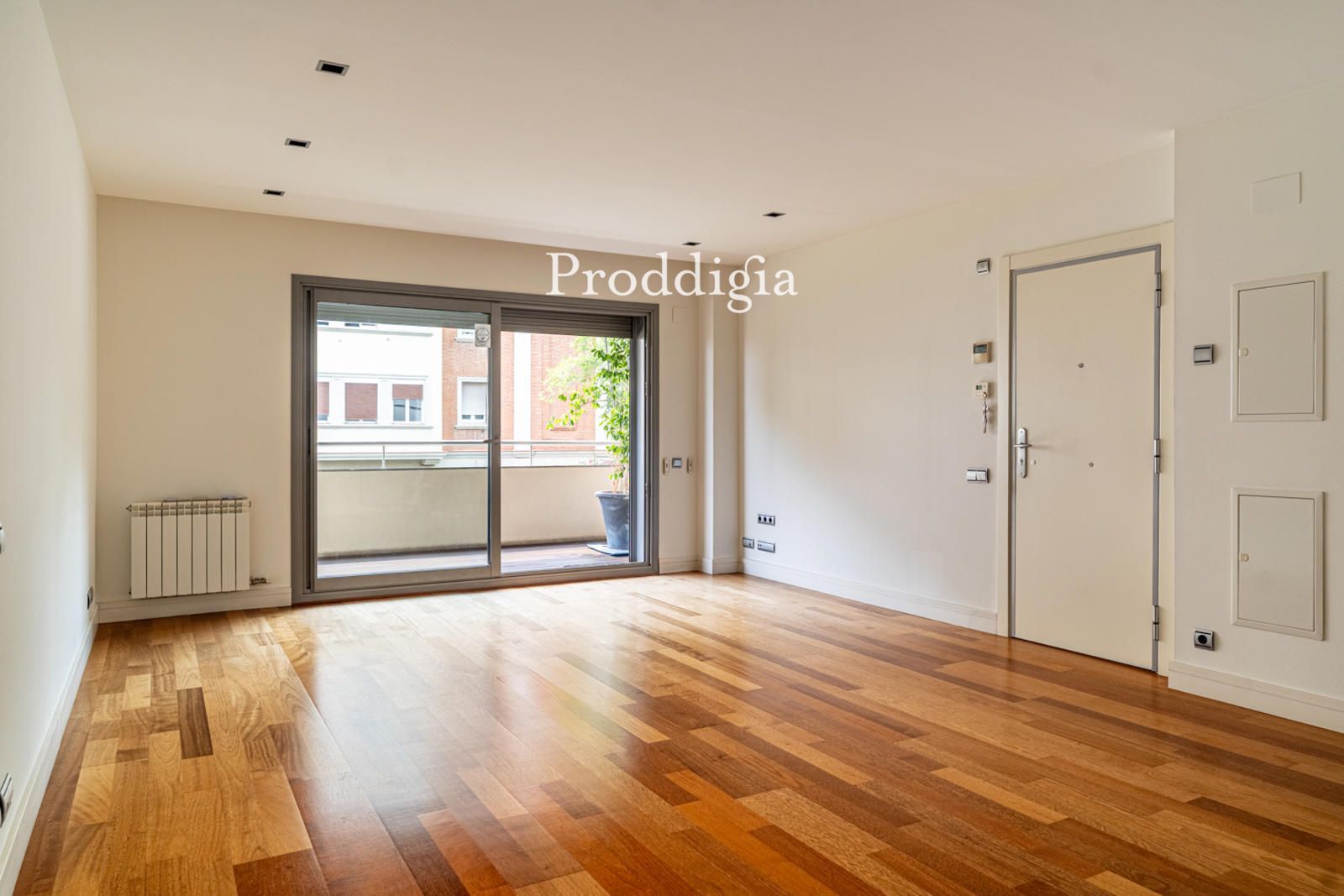 Exterior view of Flat for sale in  Barcelona Capital  with Air Conditioner, Heating and Terrace