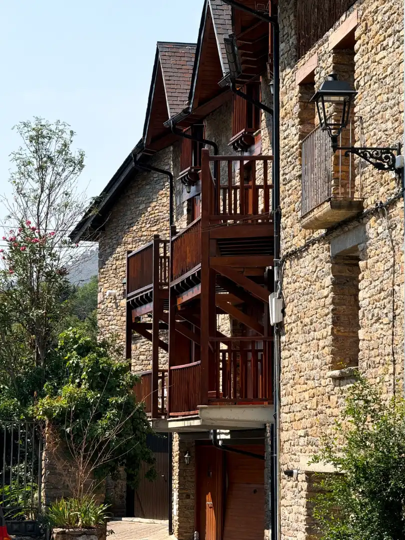 Vista exterior de Casa adosada en venda en Sort amb Calefacció, Parquet i Balcó