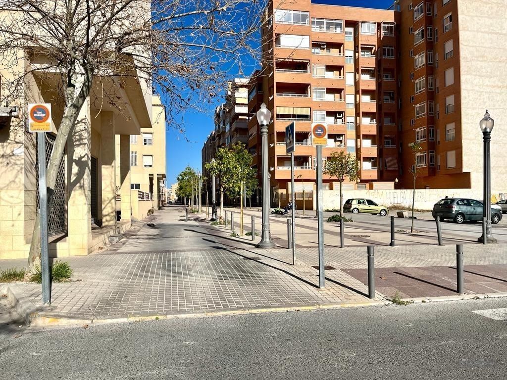 Vista exterior de Garatge en venda en Elche / Elx