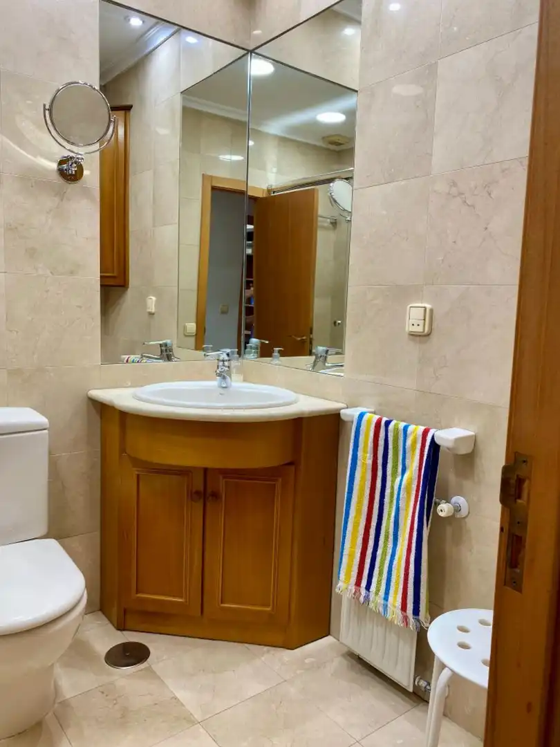 Baño de Ático en venta en Avilés con Calefacción, Parquet y Terraza