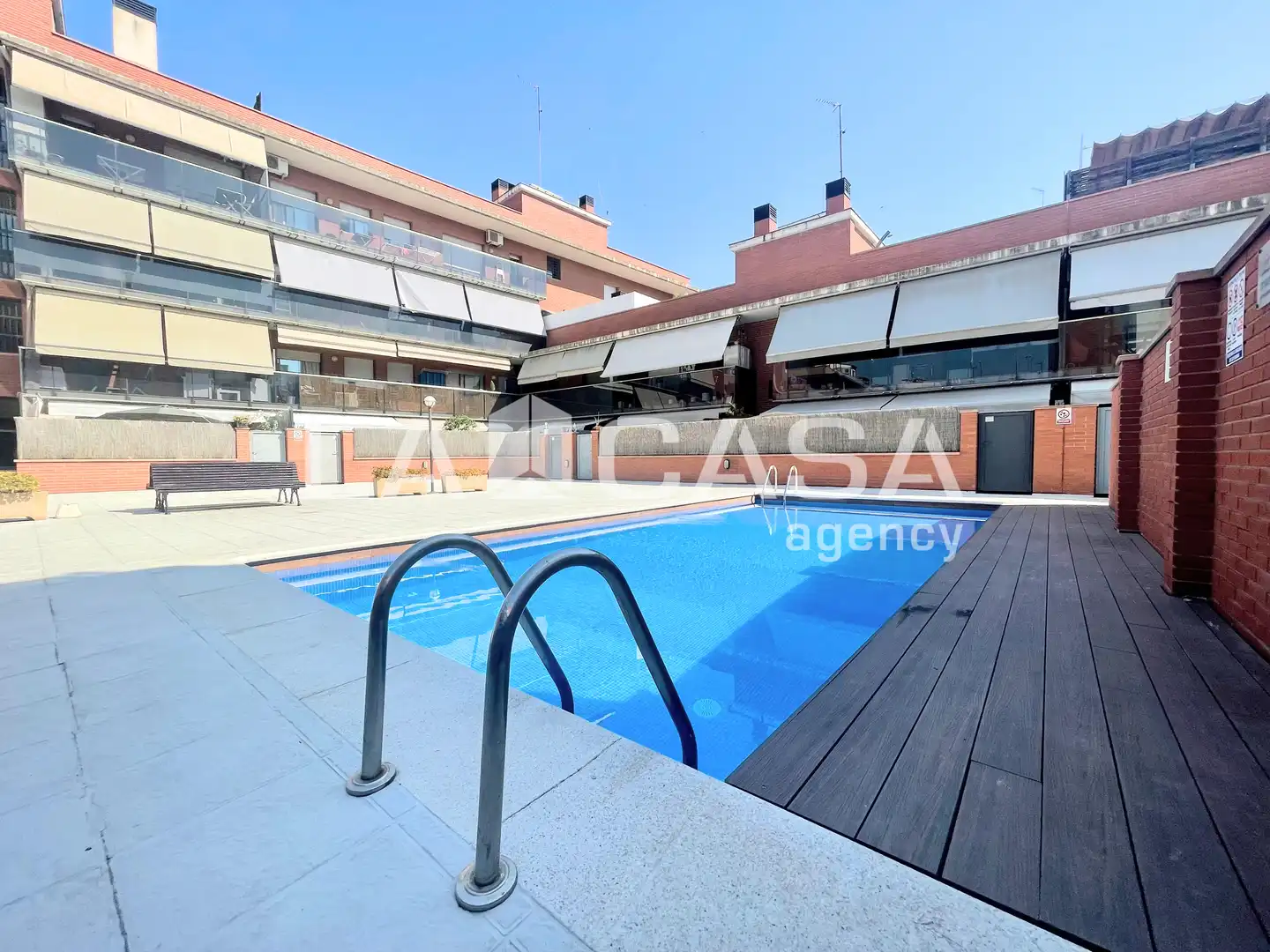 Piscina de Dúplex en venta en Badalona con Calefacción, Piscina y Balcón
