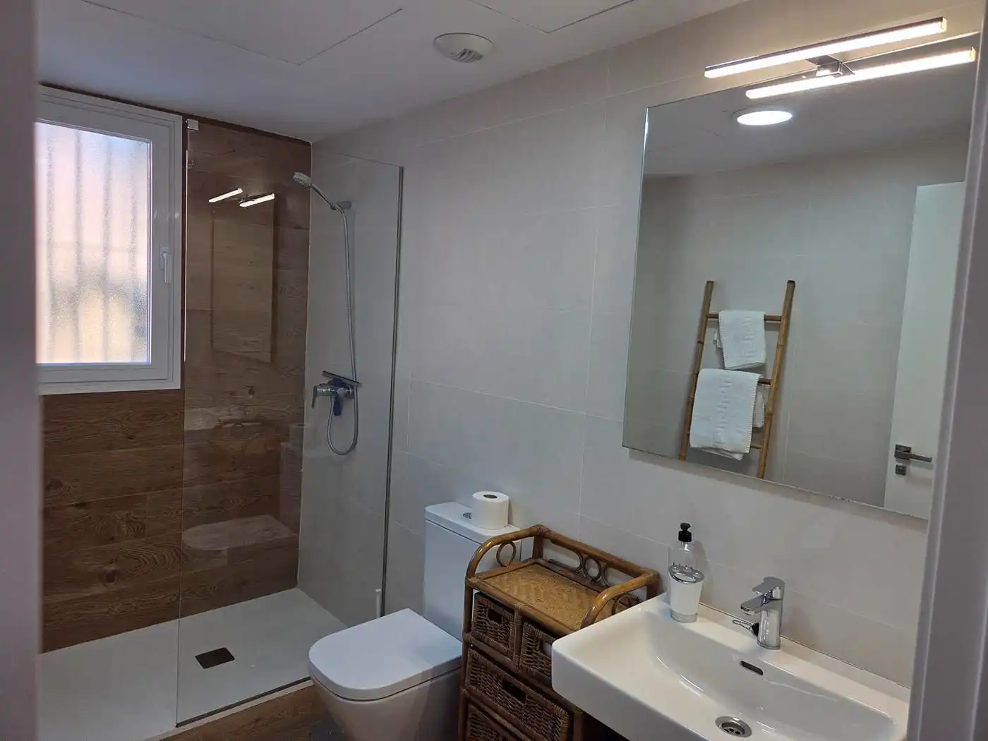 Bany de Apartament de lloguer en Torrox amb Aire condicionat, Calefacció i Terrassa