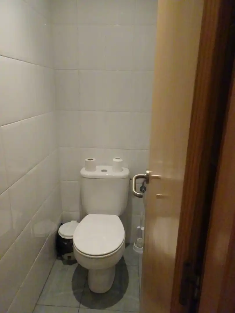 Badezimmer von Büro zur Miete in Torrelavega  mit Klimaanlage, Abstellraum und Möbliert