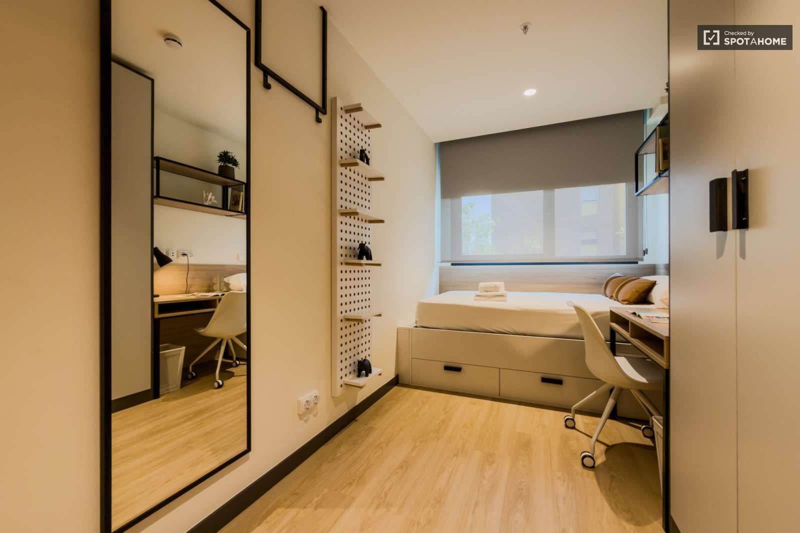 Bedroom of House or chalet to share in  Barcelona Capital  with Air Conditioner, Heating and Terrace