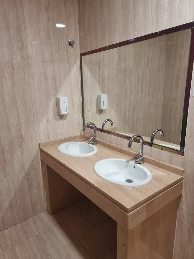 Baño de Oficina de alquiler en Montequinto con Aire acondicionado y Alarma