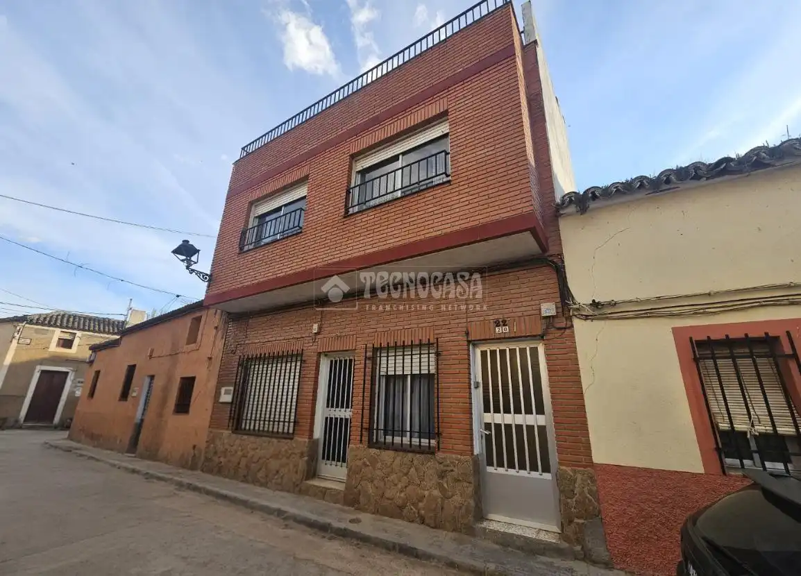 Vista exterior de Casa adosada en venda en Espinoso del Rey amb Terrassa