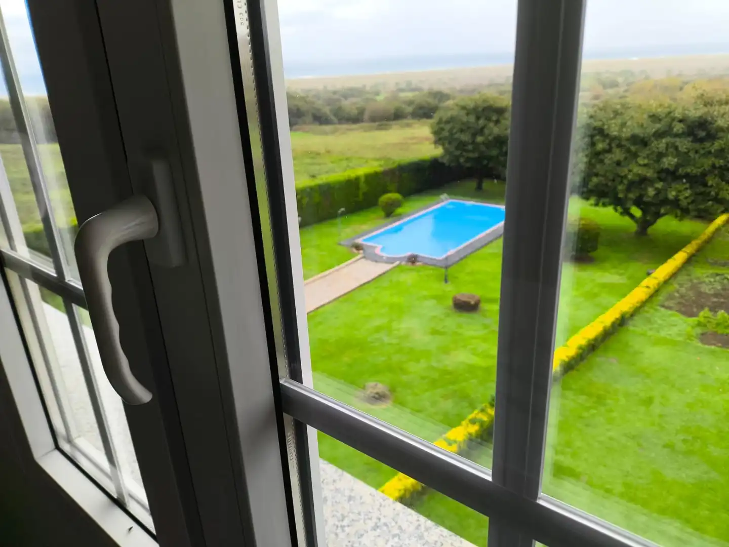 Piscina de Casa o xalet en venda en Carballo amb Calefacció, Jardí privat i Terrassa