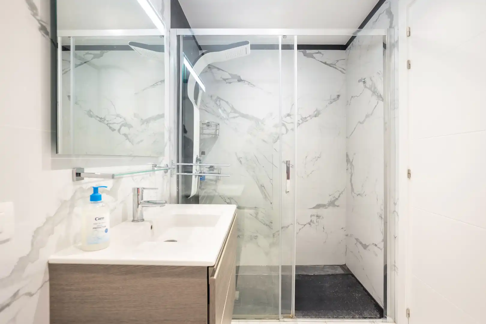 Badezimmer von Wohnungen zum Verkauf in Santiago del Teide mit Klimaanlage, Terrasse und Möbliert