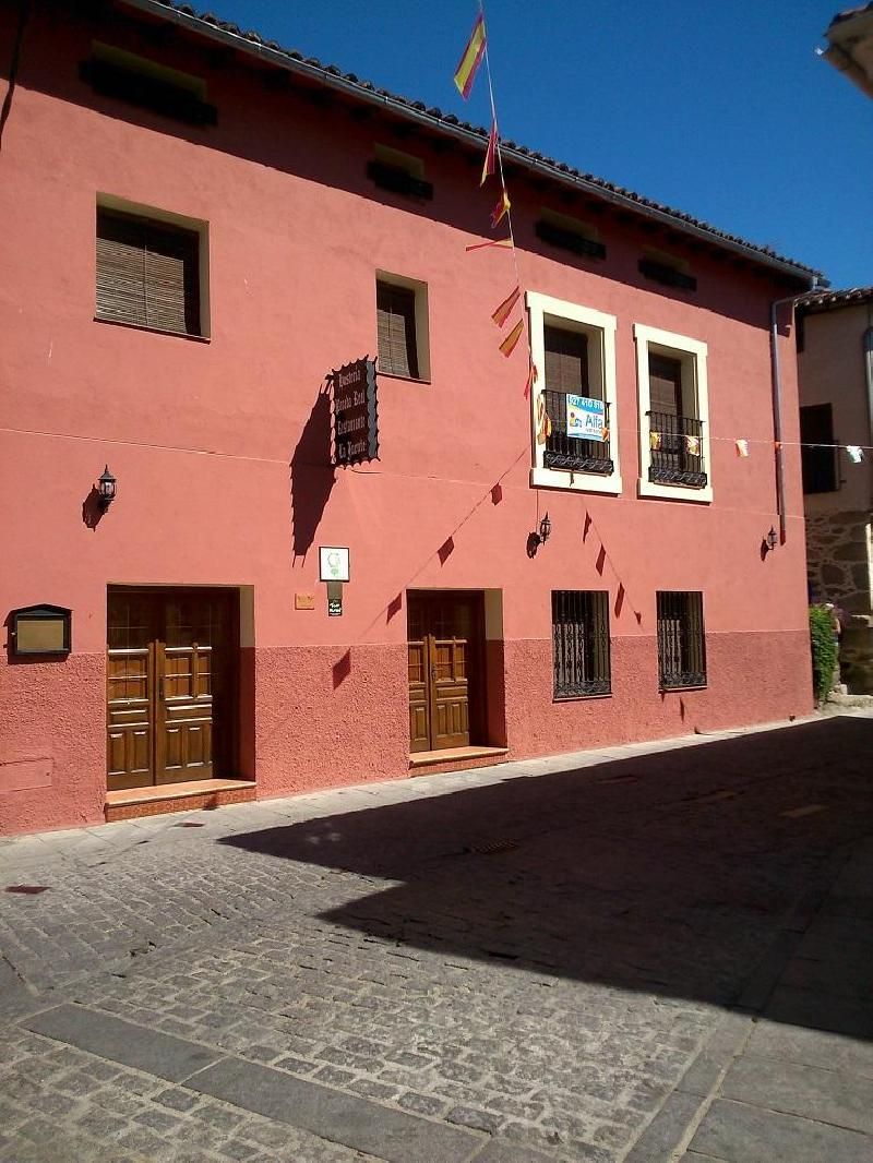 Vista exterior de Casa o xalet en venda en Garganta la Olla amb Aire condicionat, Calefacció i Jardí privat