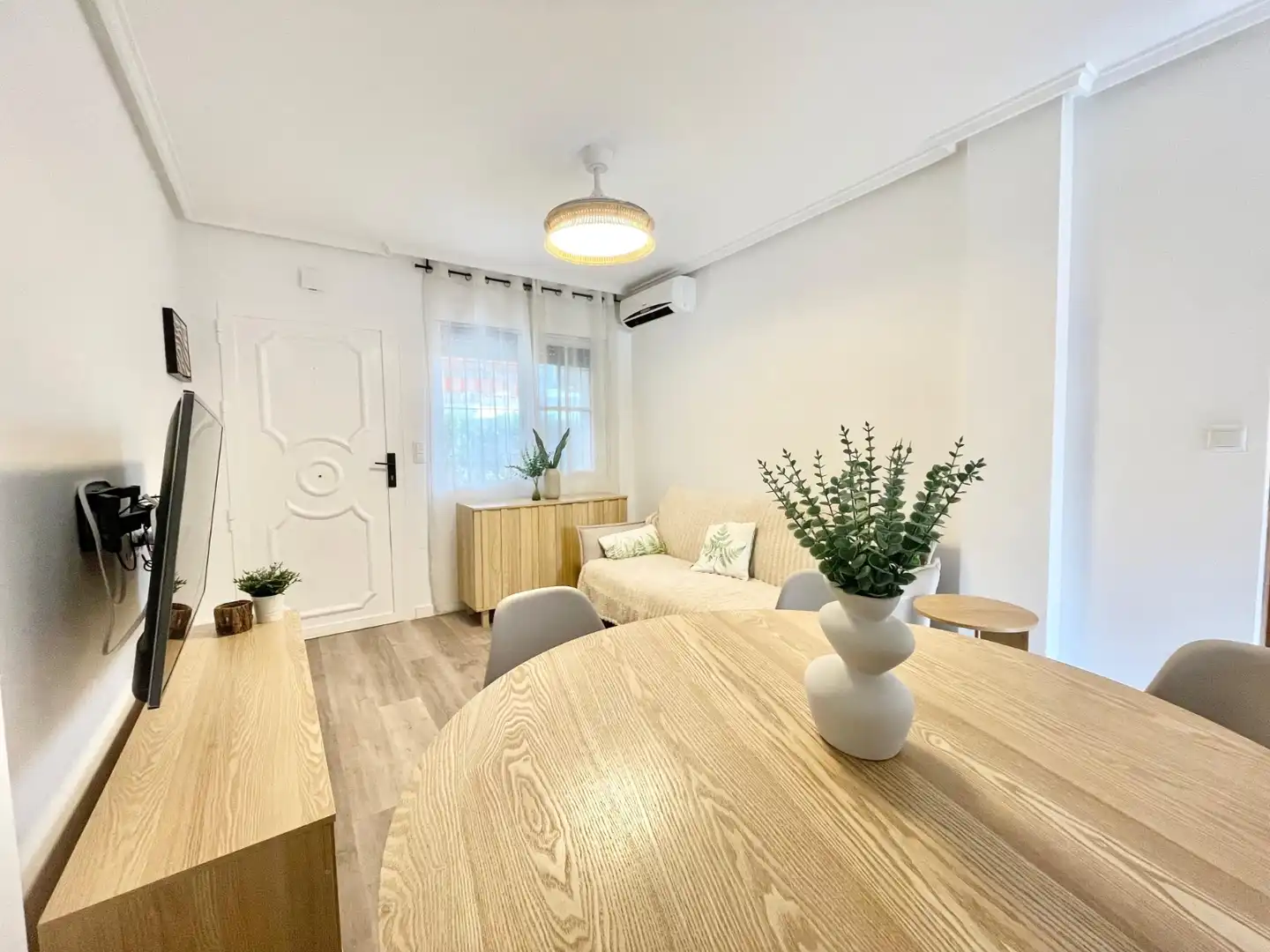 Living room of Ground floor for rent in Torrevieja  with Air Conditioner, Heating and Private garden