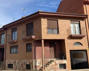 Vista exterior de Casa adosada en venda en Benavides amb Terrassa i Balcó