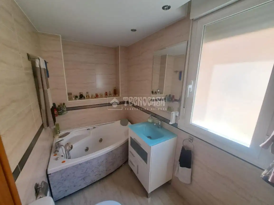 Baño de Casa adosada en venta en María de Huerva con Aire acondicionado, Calefacción y Jardín privado