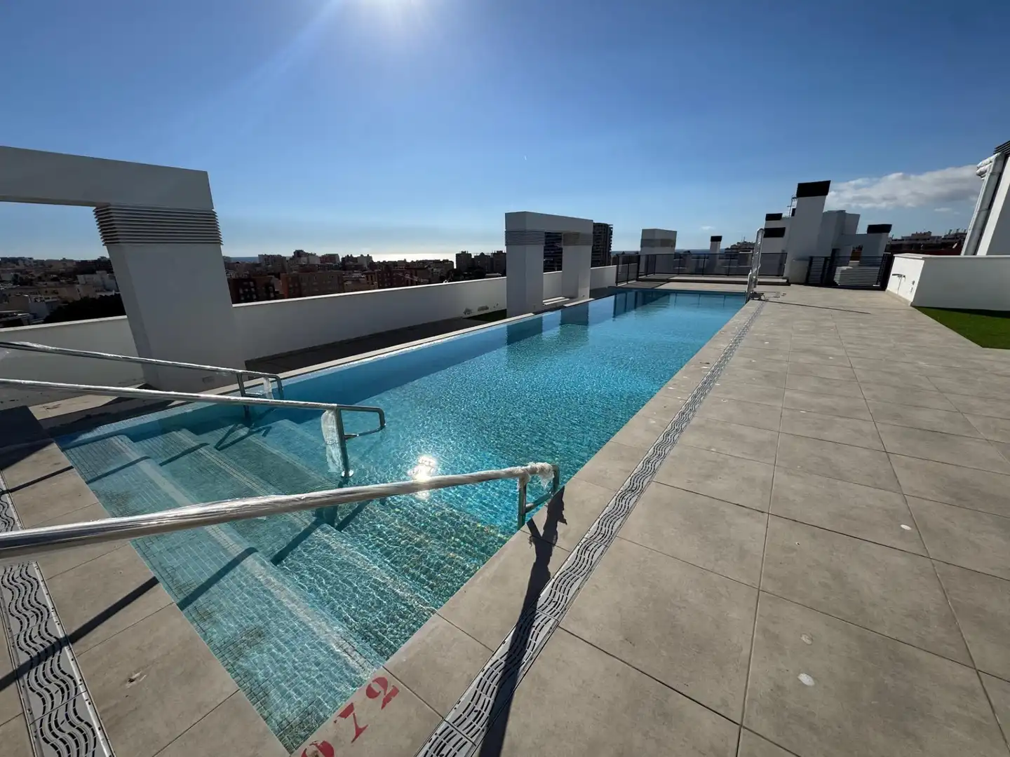 Piscina de Pis de lloguer en Almería amb Aire condicionat, Calefacció i Traster