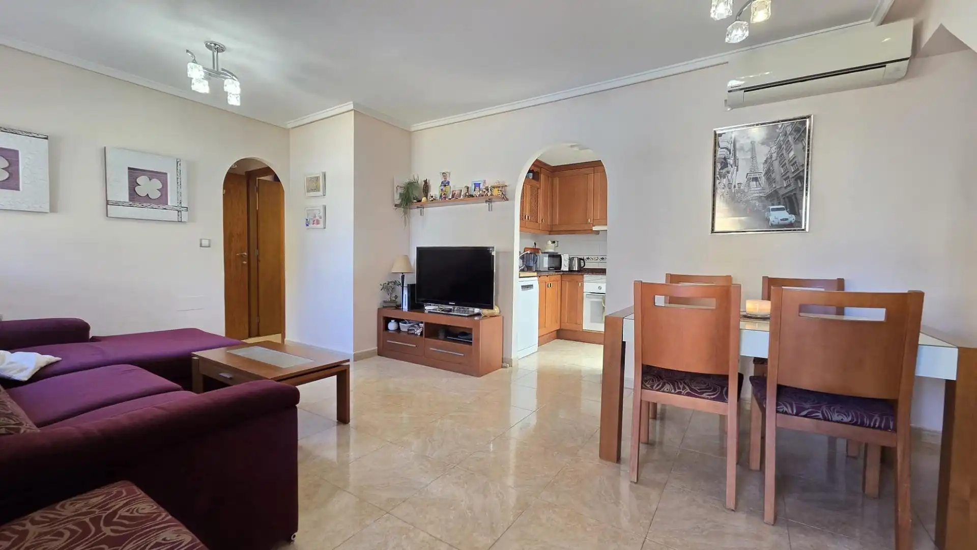 Sala d'estar de Casa adosada en venda en Torrevieja amb Aire condicionat, Jardí privat i Terrassa