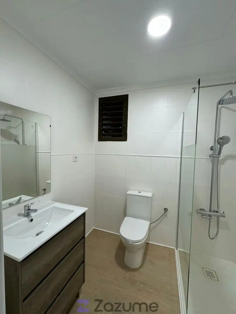 Baño de Piso de alquiler en Catarroja con Parquet, Terraza y Amueblado
