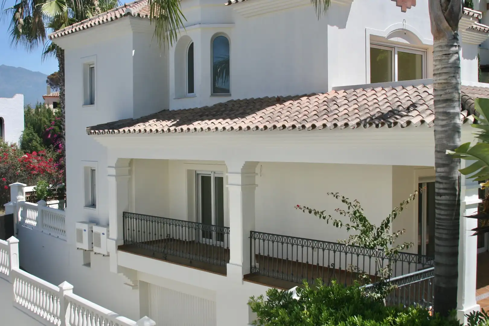 Vista exterior de Casa o xalet en venda en Marbella amb Aire condicionat, Calefacció i Jardí privat