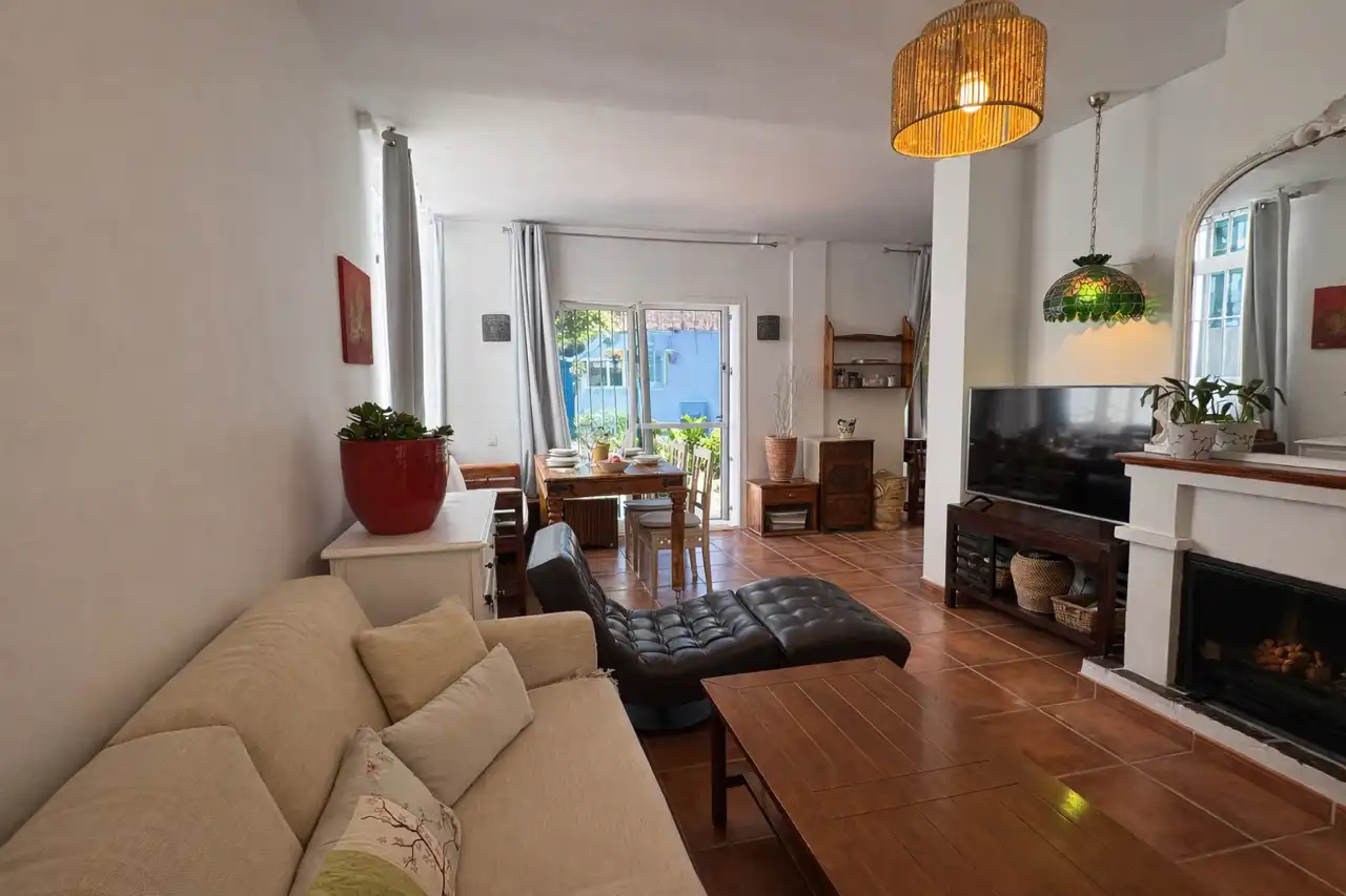 Sala d'estar de Casa adosada de lloguer en Marbella amb Aire condicionat, Calefacció i Jardí privat