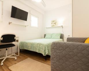 Bedroom of Apartment to share in  Valencia Capital  with Air Conditioner, Heating and Microwave