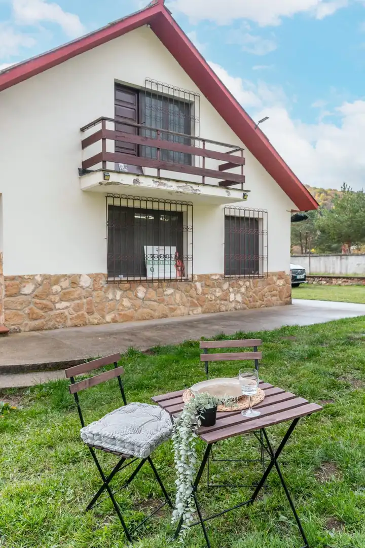 Vista exterior de Casa o chalet en venta en Burón con Jardín privado y Amueblado