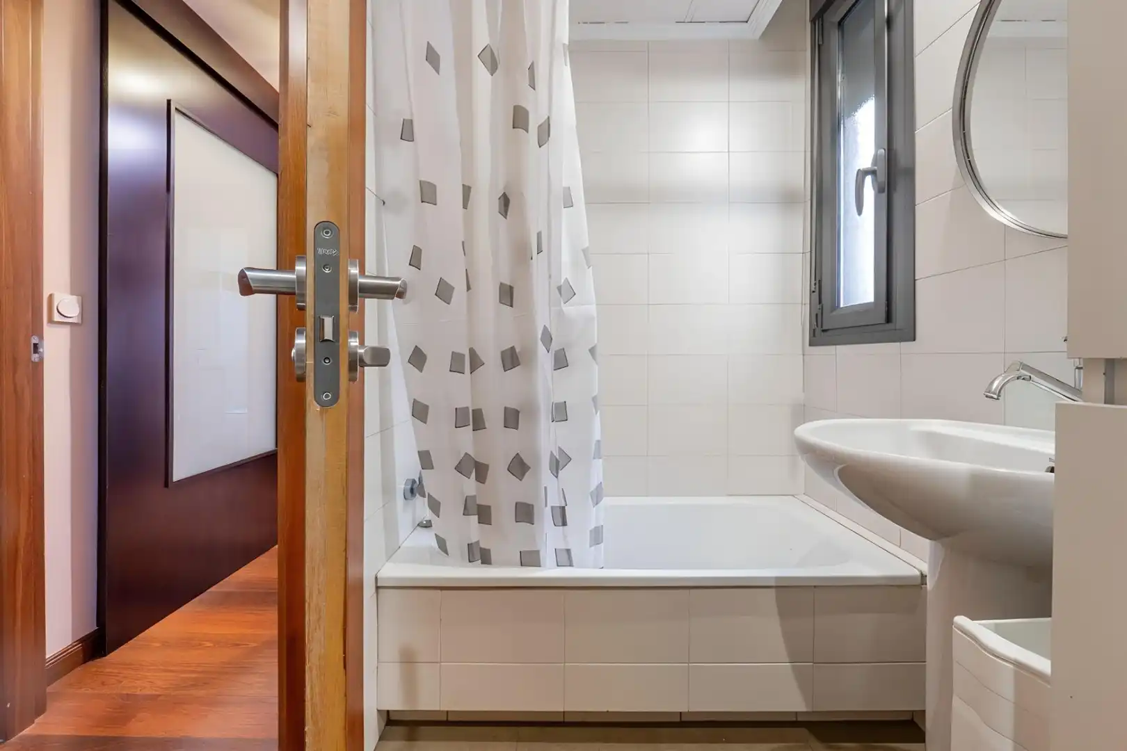 Badezimmer von Wohnung zum Verkauf in Granada mit Heizung, Privatgarten und Balkon