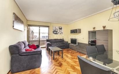 Sala d'estar de Apartament en venda en  Madrid Capital amb Aire condicionat, Calefacció i Parquet