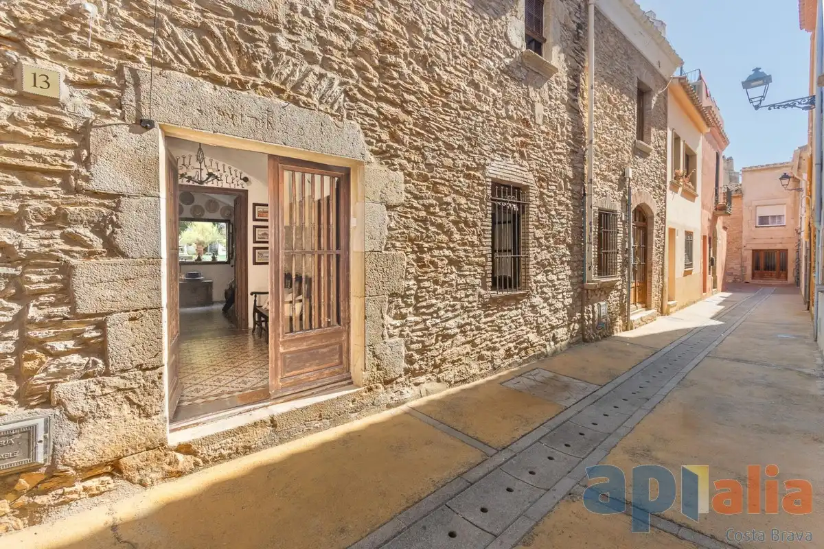 Vista exterior de Casa adosada en venda en Begur amb Jardí privat i Moblat